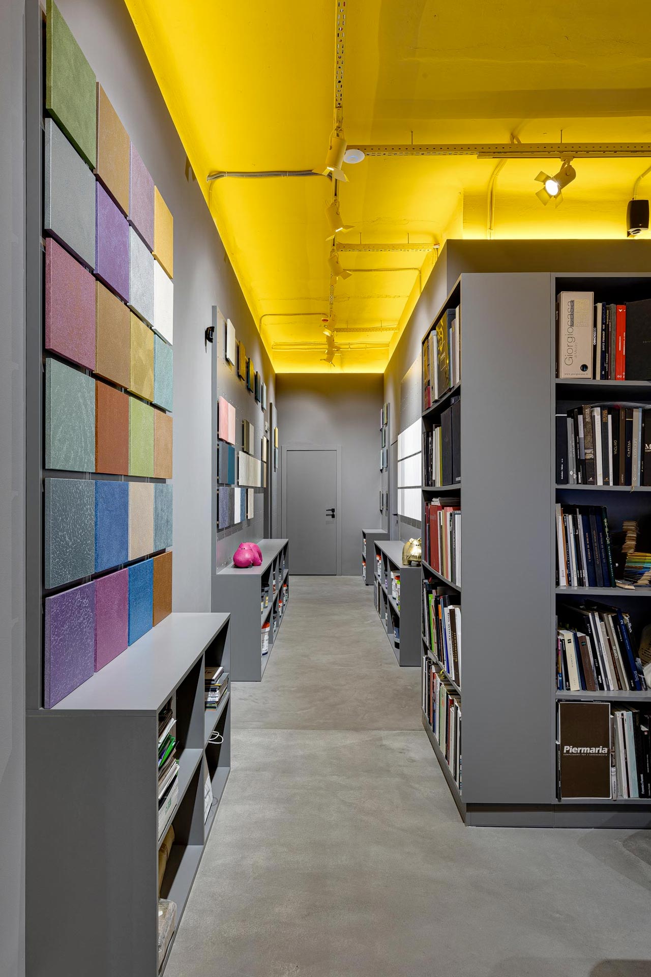 интерьер для офиса фирмы красок и цветных бетонов