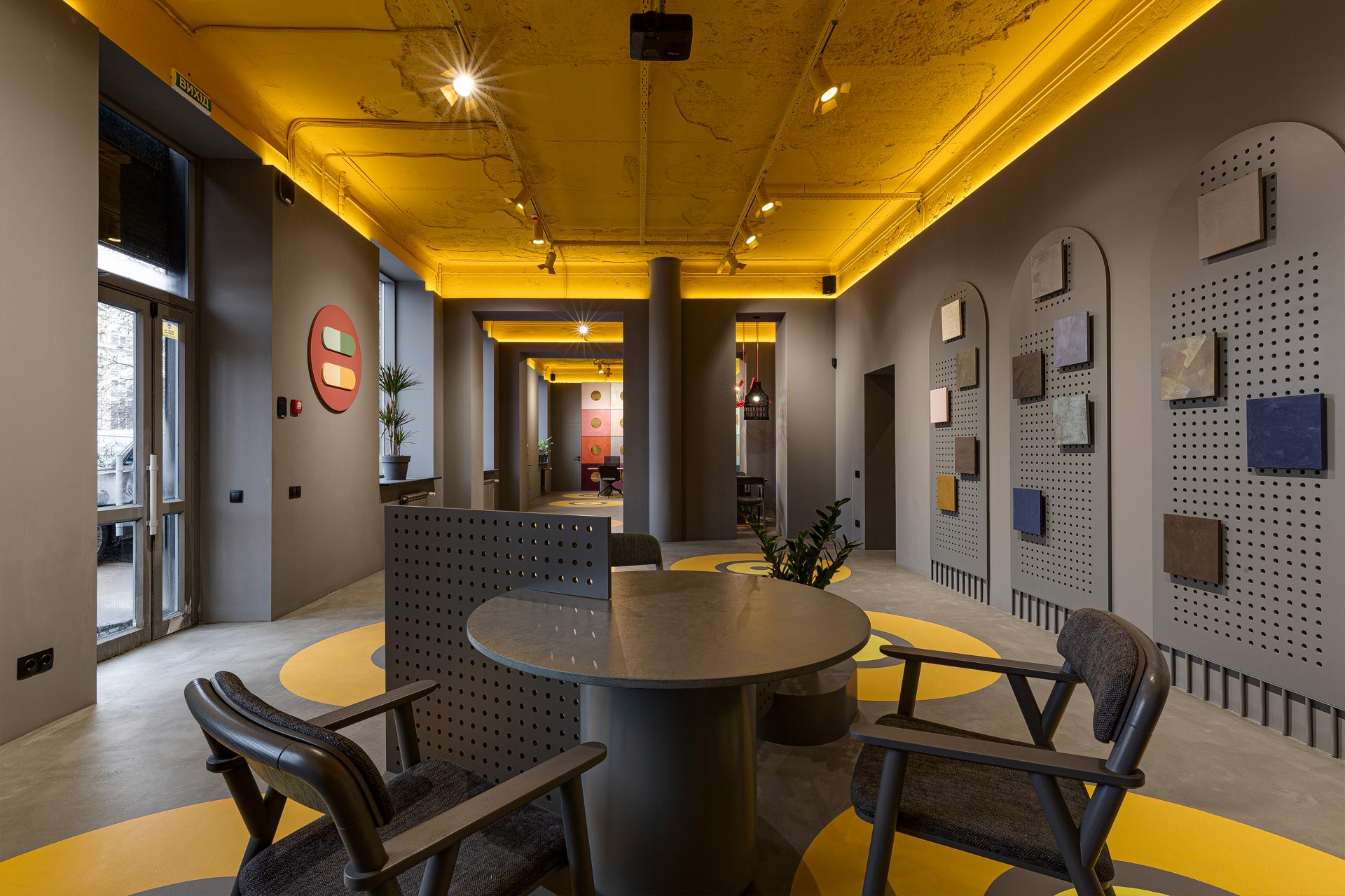 интерьер для офиса фирмы красок и цветных бетонов